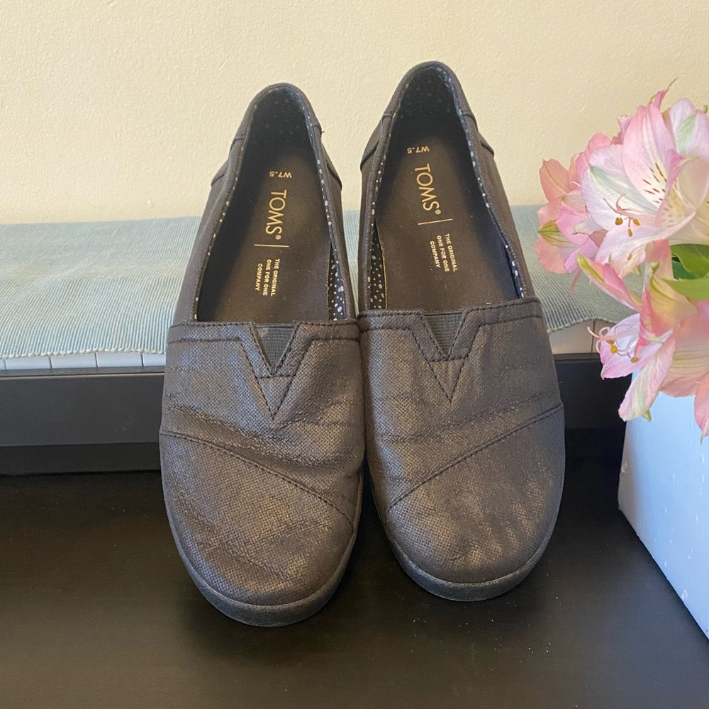 Toms black shoes